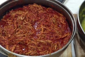 Cerdo Deshebrado Con Salsa De Chile