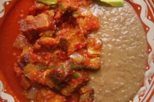 Chicharron en salsa roja (cerdo partido con salsa roja picante)