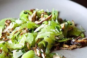 Ensalada con apio, champiñones y parmesano