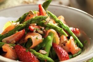 Ensalada con salmón ahumado y fresas