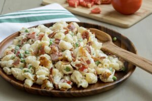 Ensalada con tornillos y tocino