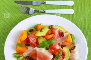 Ensalada de aguacate, tomate y semillas de calabaza