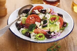 Ensalada de cereales con tomates cherry y queso feta