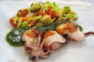 Ensalada de cuaresma con calamares a la plancha