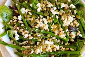 Ensalada de espárragos y piñones tostados