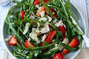 Ensalada de fresas y rúcula