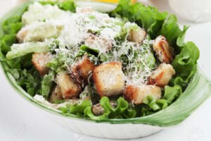 Ensalada de lechuga con parmesano y picatostes