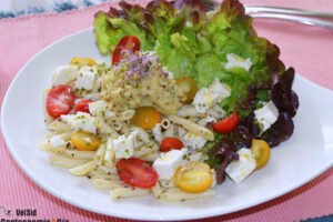 Ensalada de pasta con brócoli y queso feta