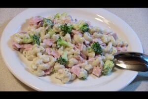 Ensalada de pasta con jamón y brócoli