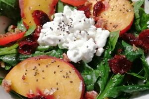 Ensalada de tomate con duraznos y queso feta