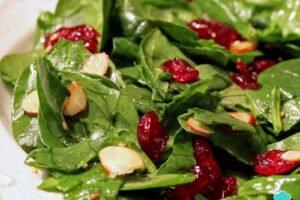 Ensalada verde con tocino y arándanos