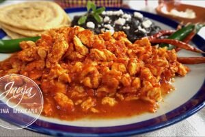 Huevos al Albañil (huevos revueltos mexicanos con salsa)