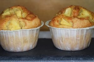 Muffins de canela con tostadas y huevos