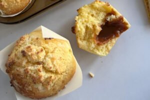 Muffins de coco con melocotones