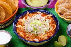 Pozole rojo (guiso de maíz mexicano)