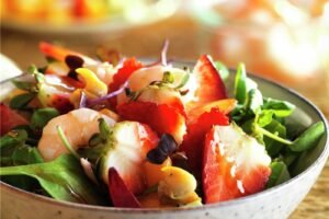 Receta de ensalada de verano con frutas exóticas.