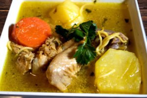 Sopa de pollo con apio y zanahoria