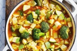 Sopa de verduras islandesa con avena