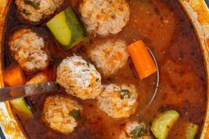 Sopa mexicana de albóndigas, un plato sencillo y cómodo.