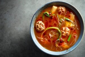 Sopa picante de gochujang con champiñones y fideos soba