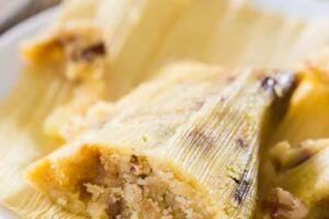 Tamales de piña con pecanas y pasas