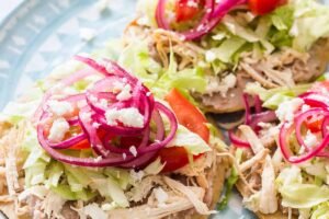 Tostadas de pollo (tostadas sicin)